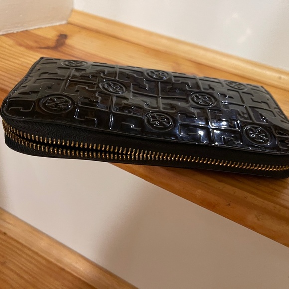 Tory Burch Embossed Patent Leather Wallet Black - Picture 5 of 5